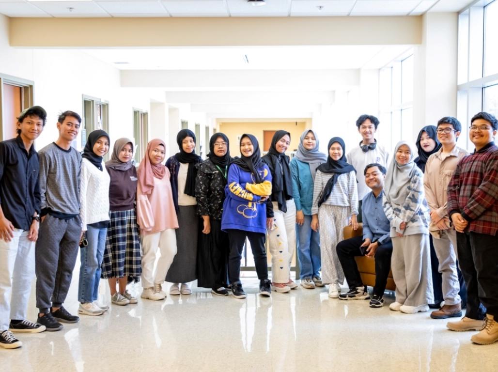  A large group of Indonesian students poses in a semi-circle for the camera. 