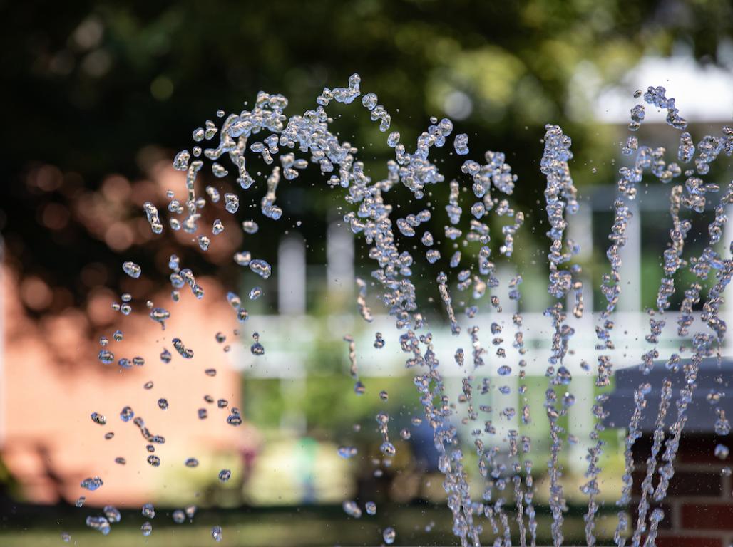 A zoomed in photo of the water sprinkling out of the fountain.
