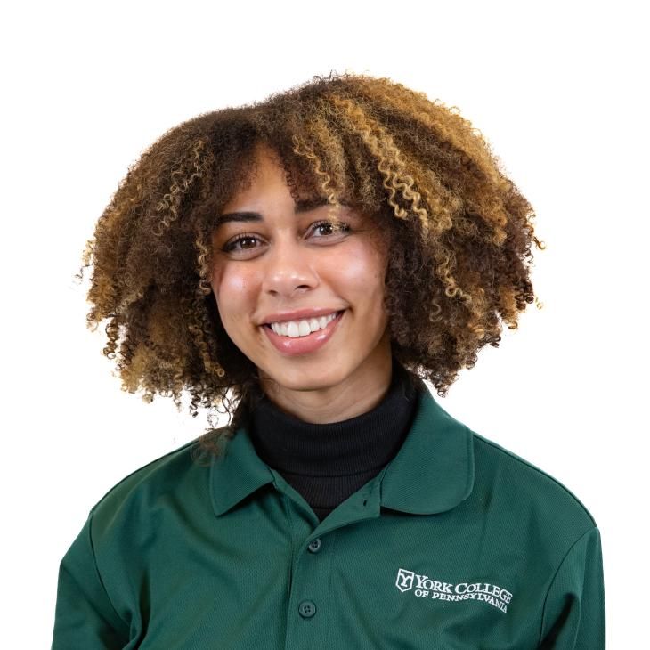 Headshot of Ella Weary, Admissions Counselor.